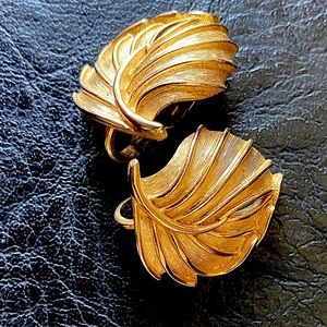 Vintage Trifari Leaf Clip On Earrings